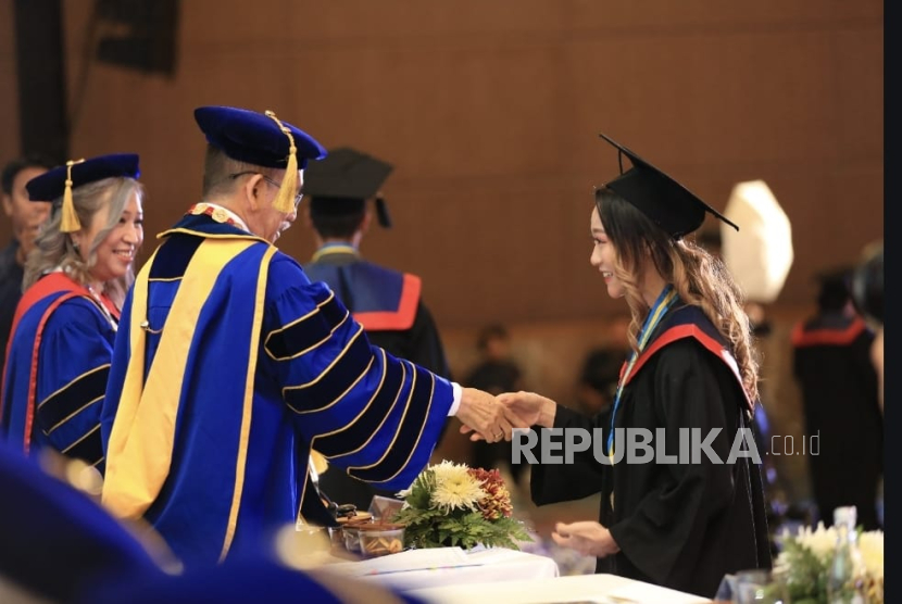 Rektor Ukrida mewisuda mahasiswa.