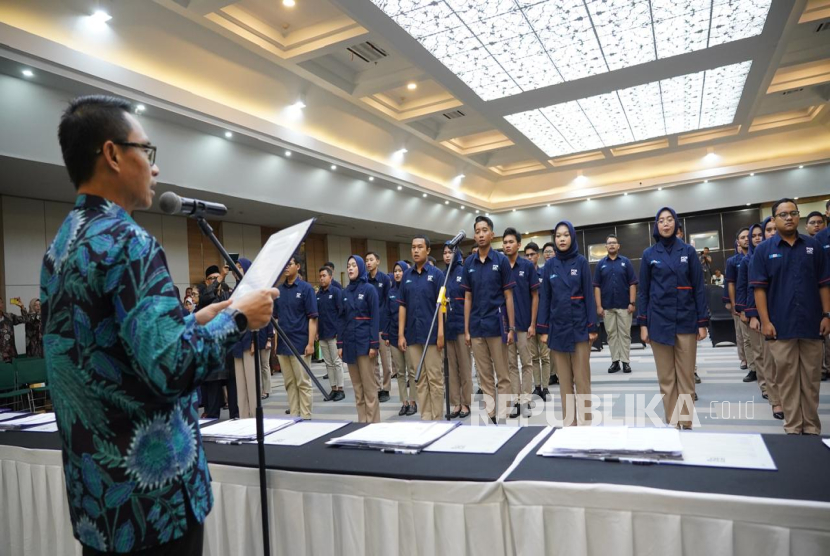 Rektor ULBI Prof I Nyoman Pujawan melantik mahasiswa ikatan dinas