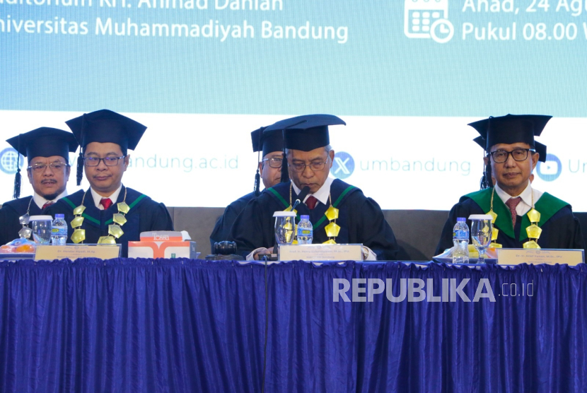 Rektor UM Bandung Prof Herry Suhardiyanto (keempat dari kiri) menyampaikan amanat dalam Wisuda VIII Program Sarjana Gelombang I di Auditorium Kiai Haji Ahmad Dahlan, Ahad (24/8/2025).