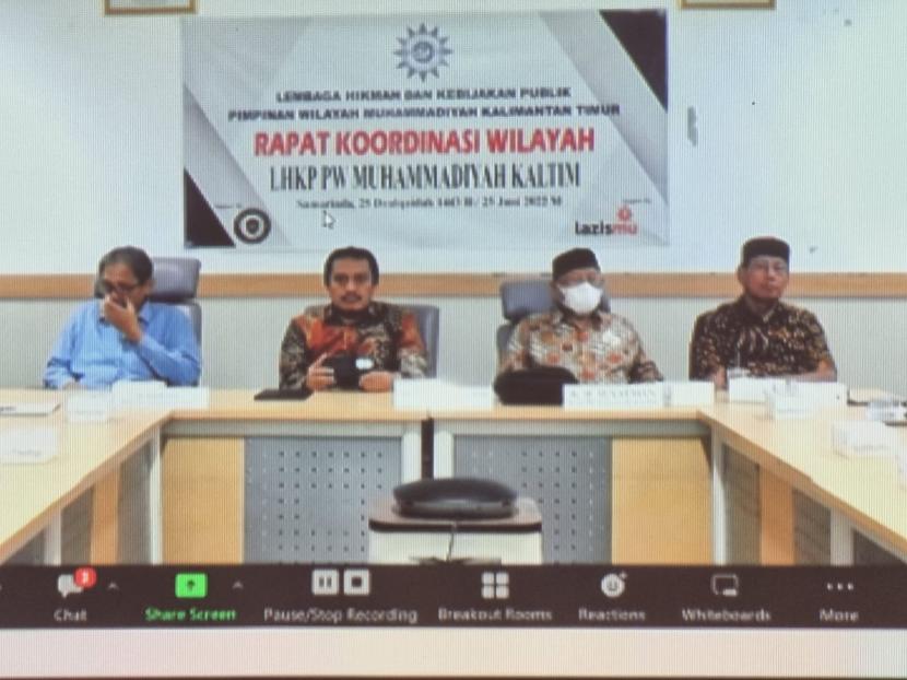Rektor UMJ memberkan paparan dalam Rakorwil Muhammadiyah di Samarinda  (25/6/2022).