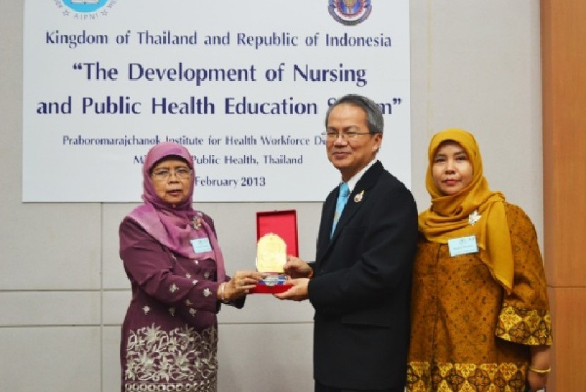 Rektor UMJ Prof Dr Hj Masyitoh bersalaman dengan Ketua BCNNV Dr Pimpat Chantian 