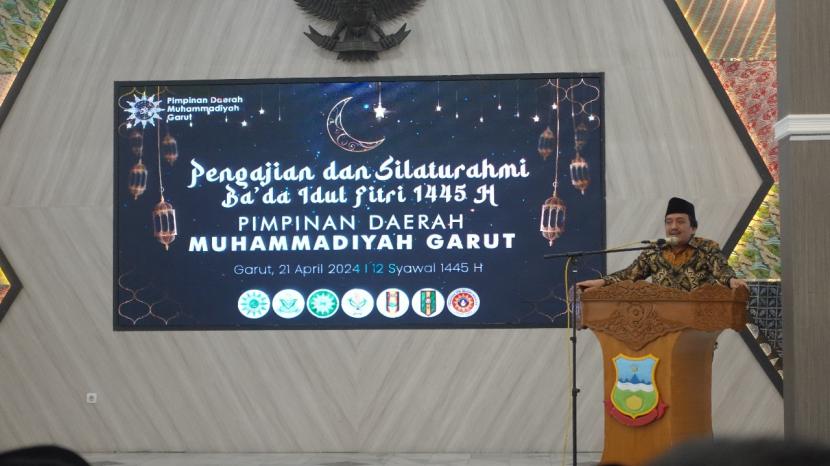 Rektor UMJ Prof Dr Ma'mun Murod menjadi penceramah dalam kegiatan Pengajian dan Silaturahmi yang digelar oleh Pimpinan Daerah Muhammadiyah (PDM) Garut di Gedung Pendopo Garut, Ahad (21/4/2024).