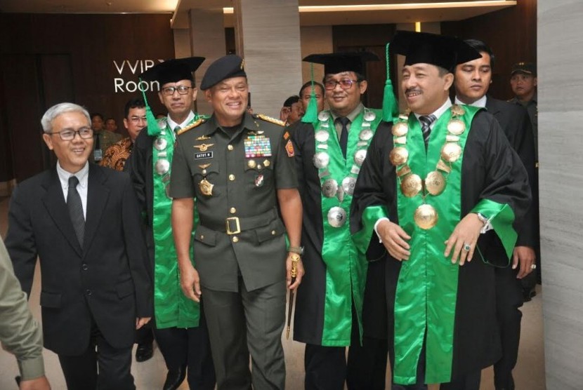 Rektor UMJ Syaiful Bakhri bersama Panglima TNI, Jenderal Gatot Nurmantyo saat memasuki ruang wisuda.