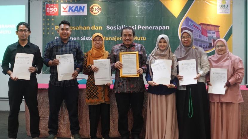 Rektor UMJ, Warek II, Ketua BPM, Ketua LPPM, Ketua SPI, Ka. Unit Perpustakaan serta Unit PMB dan Promosi usai pengesahan dan penandatanganan dokumen POB di Auditorium Fakultas Ilmu Pendidikan (FIP), Rabu (03/04/2024).