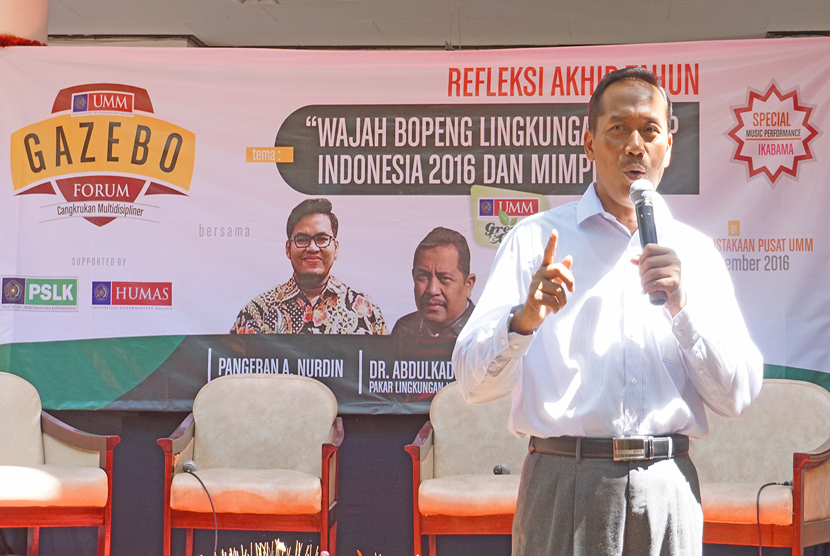 Rektor UMM, Drs.Fauzan,M,Pd saat menyampaikan sambutan dalam Gazebo Forum mengangkat tema Wajah Bopeng Lingkungan Hidup Indonesia 2016 dan Mimpi 2017,di gazebo taman Perpustakaan UMM.