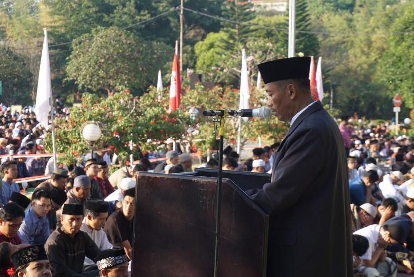 Rektor UMM, Fauzan, saat menjadi khatib shalat Idul Adha 1438 Hijriyah.