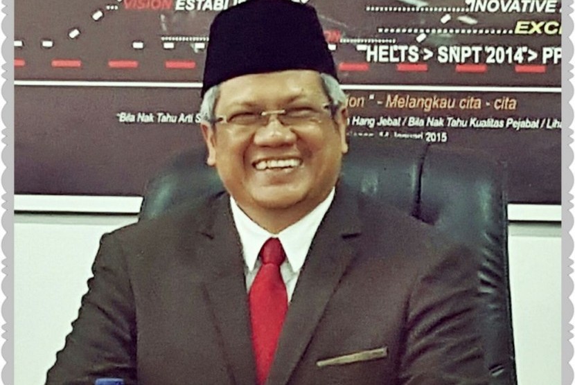 Rektor UMRAH (Universitas Maritim Raja Ali Haji) Prof Dr Syafsir Akhlus MSc