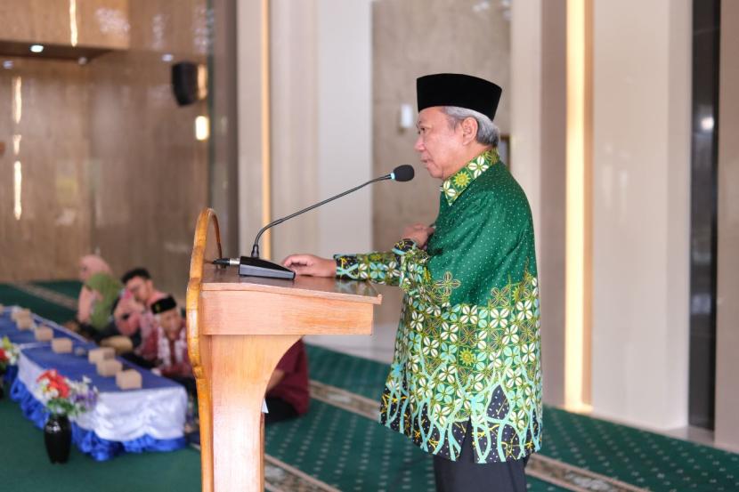 Rektor UMS Sofyan Anif memberi pesan untuk mahasantri Pesantren Mahasiswa (Pesma) Internasional KH Mas Mansur, Senin (28/8/2023).