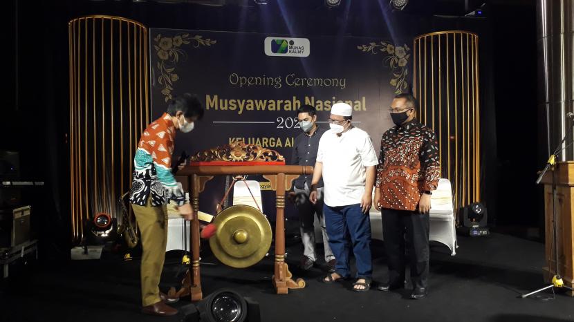 Rektor UMY Prof Gunawan Budiyanto membuka Munas KAUMY disaksikan Ketua Majelis Kehormatan KAUMY Husni Amriyanto Putra dan Ketua SC Munas KAUMY Gintoro, Jumat malam (10/12).