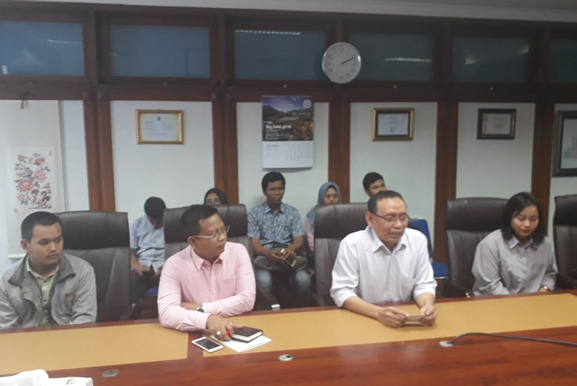Rektor Unair Mohammad Nasih (kedua kanan) menjelaskan terkait adanya 10 mahasiswa Universitas Tadulako (Untad) Palu, Sulawesi Tengah yang akan menjalani kuliah 