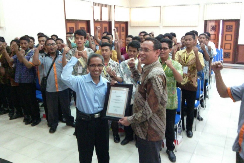 Rektor Unair Muhammad Nasih (kanan) bersama anak-anak yatim.