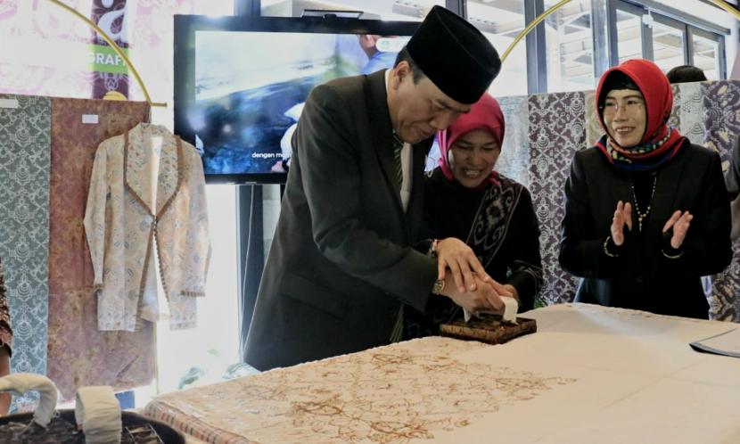  Rektor Undip, Prof Yos Johan Utama, mencoba melakukan pengecapan pada proses pembuatan batik pada saat acara launcing batik Dipokrista.