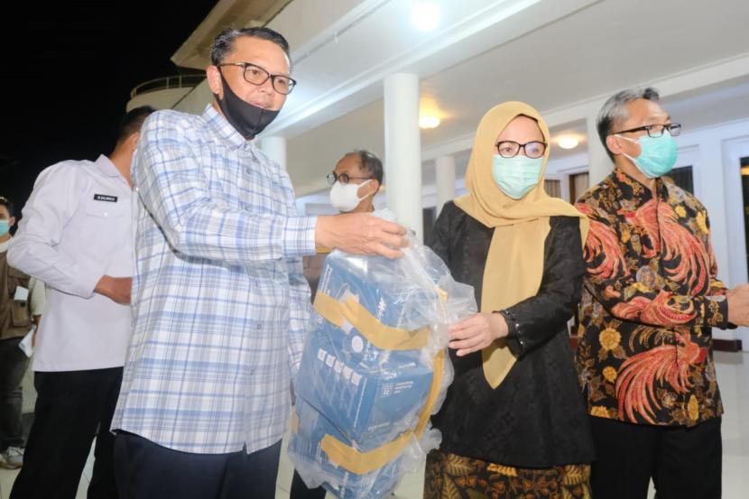 Rektor Unhas Dwia Aries Tina Pulubuhu menerima secara simbolis alat rapid test yang diserahkan oleh Gubernur Sulsel Nurdin Abdullah, Kamis (25/6) 