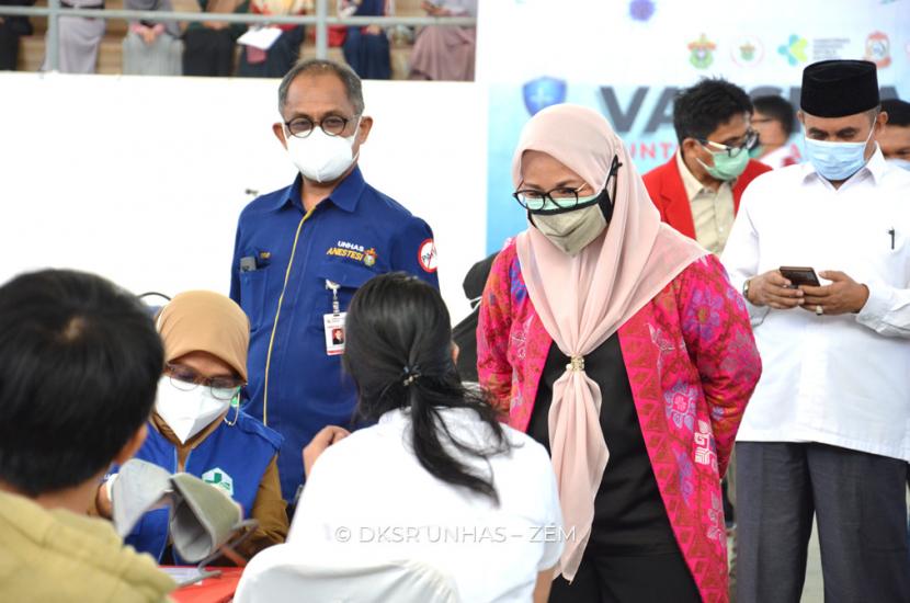 Rektor Unhas, Dwia Aries Tina Pulubuhu menyaksikan pelaksanaan vaksinasi mahasiswa dan alumni Unhas di Gelanggang Olah Raga JK Arenatorium, Kampus Unhas, Makassar., Selasa (13/7)