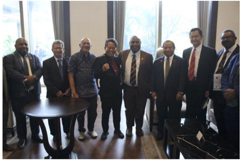 Rektor UNIMUDA Rustamadji dan Perdana Menteri Papua Nugini James Marape bersama delegasi berfoto bersama di Hotel Fairmont, Jakarta, Kamis (31/1)