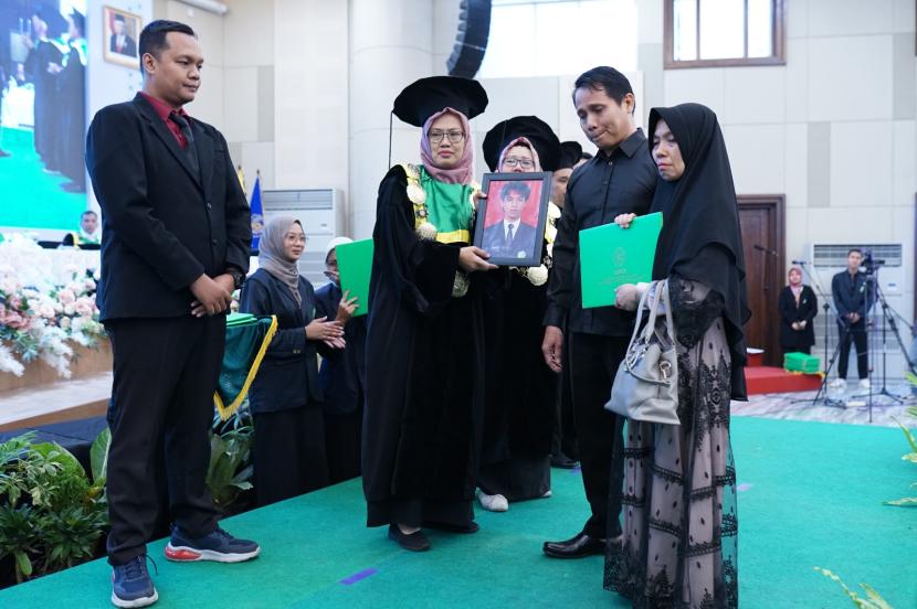 Rektor Unisa Yogyakarta, Warsiti, memberikan ijazah kepada orang tua salah satu mahasiswa yang sudah meninggal dunia. 