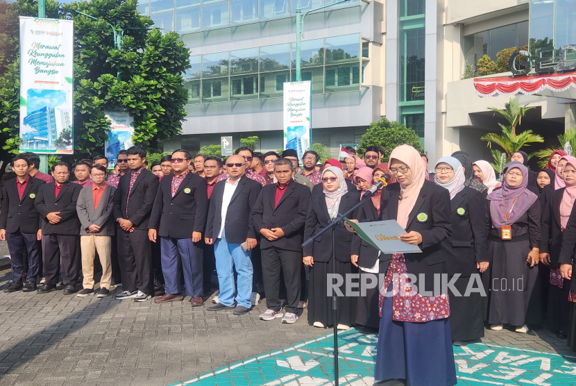 Rektor Unisa Yogyakarta, Warsiti, saat membacakan pernyataan sikap moral civitas Unisa Yogyakarta, Senin (1/9/2025).