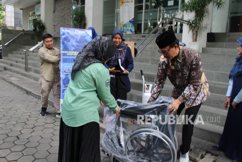 Rektor Unisba A Harits Nu'man memberangkatkan tim PkM Tanggap Darurat Bencana ke Sumatra Barat, Selasa (16/12/2025).