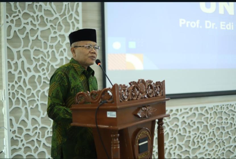 Rektor Unisba Prof Dr Edi Setiadi SH MH saat membuka launching ceremony dengan menekan tombol tanda dimulainya seluruh rangkaian kegiatan milad Unisba.