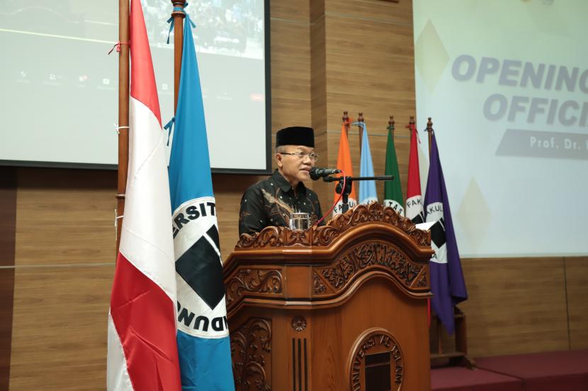 Rektor Unisba Prof Dr H Edi Setiadi SH MH 