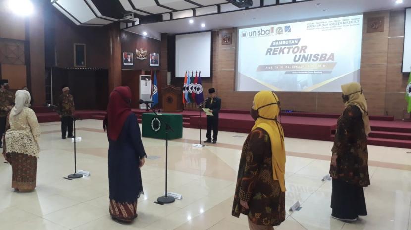 Rektor Unisba Prof Edi Setiadi melantik Direktur Program Pascasarjana, Prof Neni Yulianita dan Asisten Direktur I Ratna Januarita dan Asisten Direktur II, Dr Titik Respati di Aula Unisba, Jalan Tamansari Unisba, Jumat (24/7). 