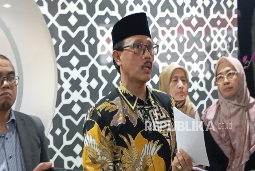 Rektor Unisba Prof Harits  Numan memberikan keterangan pers terkait awal mula aparat kepolisian melakukan penembakan gas air mata ke kawasan kampus saat Senin (1/9/2025) malam hingga dini hari, Selasa (2/9/2025).