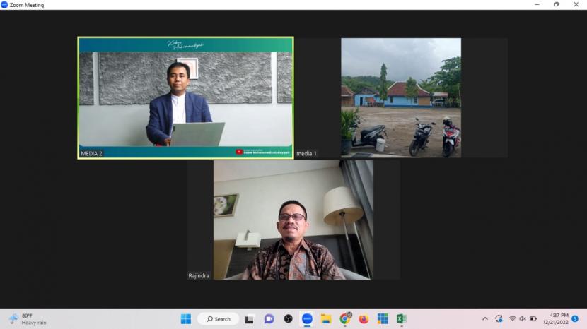 Rektor Unismuh Palu, Rajindra, mengisi acara talk show 