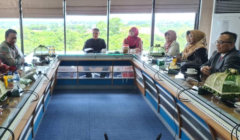 Rektor Unissula, Prof Gunarto (paling kanan) saat memimpin delegasi Unissula dalam kunjungan ke Unhas Makassar, baru-baru ini.