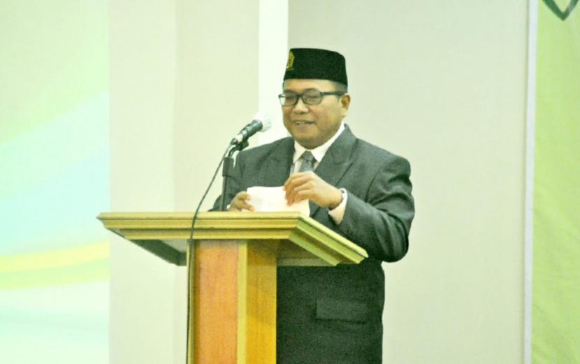 Rektor Unissula Semarang, Prof Gunarto, menyampaikan pidato perdana usai dilantik sebagai pejabat rektor baru Unissula periode 2022- 2027 di di gedung kuliah bersama lantai X, kampus Unissula, Kaligawe, Kota Semarang, Senin (31/1).