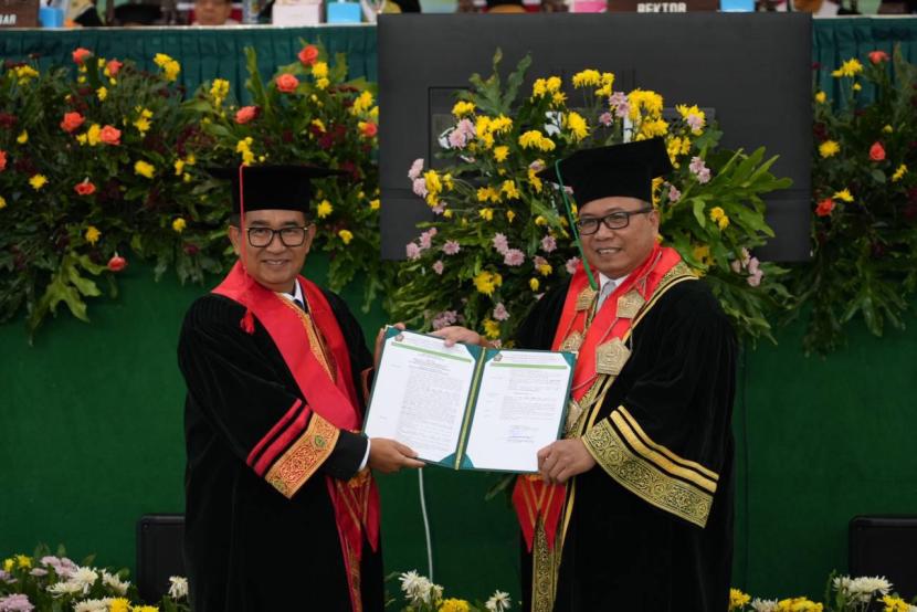 Rektor Unissula Semarang, Prof Gunarto bersama Penjabat (Pj) Gubernur Kalimantan Timur (Kaltim) Akmal Malik.