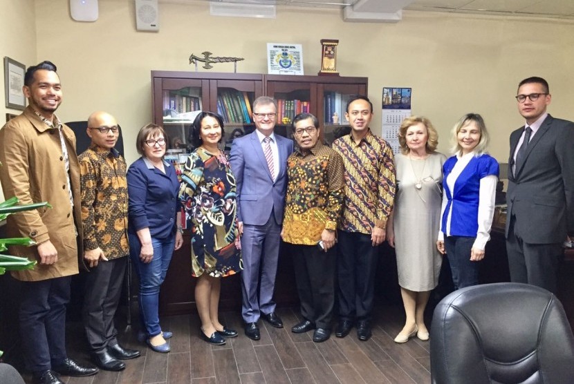 Rektor Universitas Ahmad Dahlan (UAD), Kasiyarno (kelima dari kiri), usai menandatangani nota kesepahaman (MoU) dengan People Friendship University Rusia (RUDN) bersama Kepala Program Internasional UAD Dwi Santoso, dan beberapa staf KBRI Rusia.