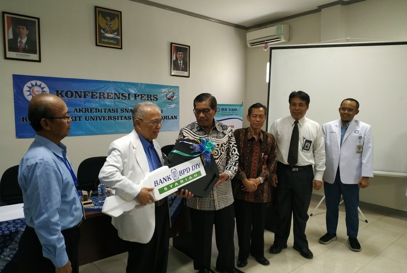 Rektor Universitas Ahmad Dahlan (UAD) Kasiyarno (ketiga dari kiri) bersama jajaran Rumah Sakit UAD usai konferensi pers 'Hasil Akreditasi SNARS Edisi Rumah Sakit Universitas Ahmad Dahlan, Rabu (30/1).