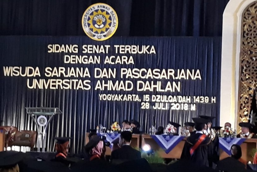 Rektor Universitas Ahmad Dahlan (UAD) Kasiyarno.mewisuda sebanyak.1020 wisudawan di Jogja Expo.Center (JEC),  Sabtu (28/7)