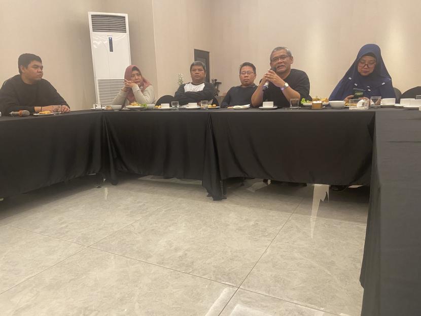 Rektor Universitas Ahmad Dahlan (UAD) Prof Muchlas (kedua kanan) bersama jajaran rektorat UAD di sela-sela agenda Press Tour di Malang, Rabu (28/2/2024).