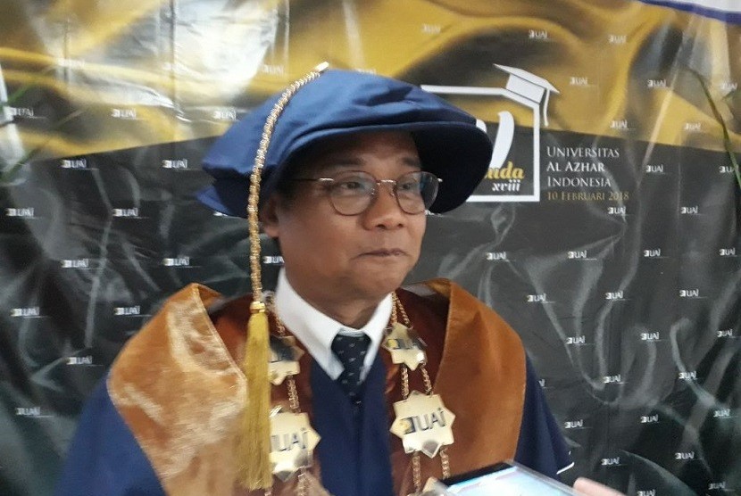 Rektor Universitas Al-Azhar Indonesia, Prof Dr Asep Saefuddin pada saat sebelum mewisuda 287 mahasisw UAI di BPPT Jakarta, Sabtu (10/2). 