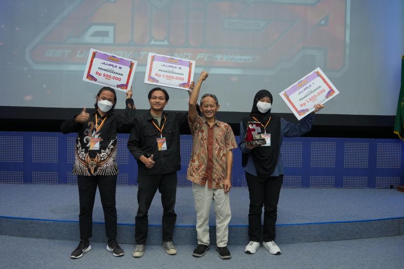 Rektor Universitas AMIKOM Yogyakarta, Prof Suyanto, berfoto bersama para pemenang Kompetisi ICT AMICTA 2023 di Ruang Cinema AMIKOM, Sabtu (15/7/2023). 