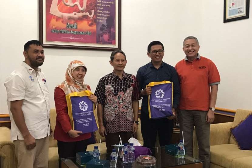  Rektor Universitas Amikom Yogyakarta, Suyanto, bersama dua dosen yang akan dikirim ke Murcia Universidad. 