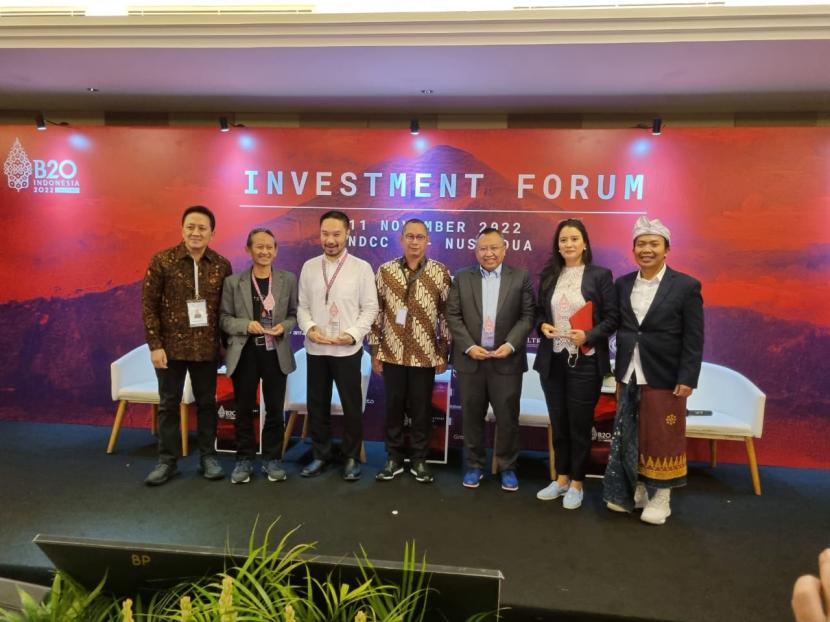 Rektor Universitas Amikom Yogyakarta, Suyanto (dua dari kiri) berphoto usai mengisi B20 Investment di Bali Nusa Dua Convention Center pada 11 November 2022.