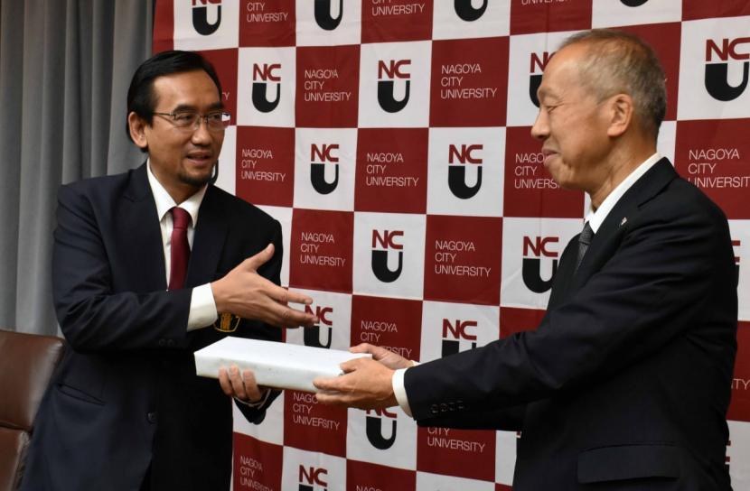  Rektor Universitas Brawijaya (UB), Prof Widodo, bersama President Nagoya City University Kiyofumi Asai, usai penandatanganan kesepakatan kerja sama.  
