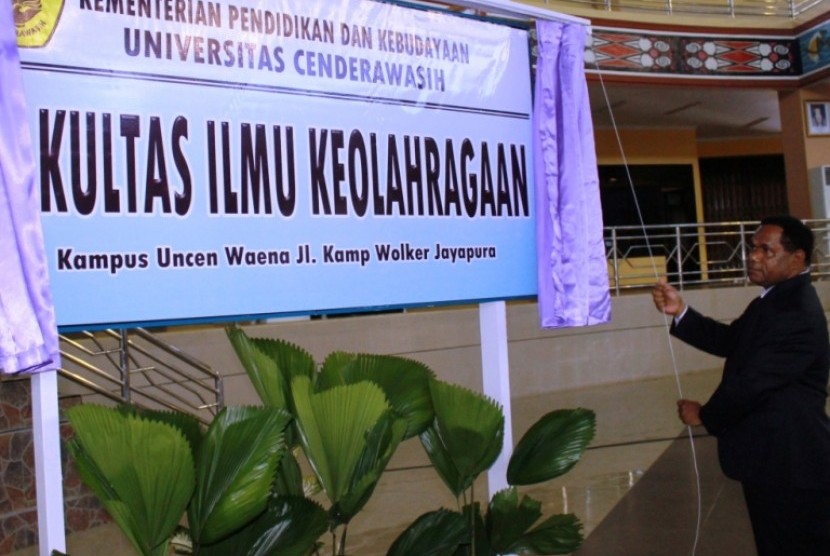 Rektor Universitas Cenderawasih (Uncen) Papua, yang juga Menteri Lingkungan Hidup Kabinet Indonesia Barsatu jilid II B. Kambuaya, membuka penutup selubung papan nama Fakultas Ilmu Keolahragaan (FIK) Uncen pada persemian fakultas tersebut di Jayapura, Papua