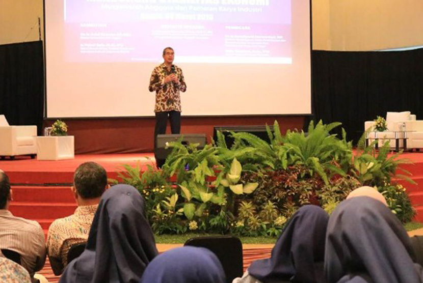 Rektor Universitas Esa Unggul Arief Kusuma ketika memberikan sambutan pembukaan saat seminar  Industrial Talk bertajuk Industry For Indonesia 4.0 Kamis (28/3).