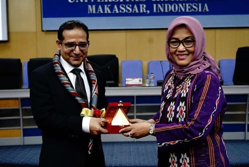 Rektor Universitas Hasanuddin, Prof Dwia Ariestina Pulubuhu (Kanan)