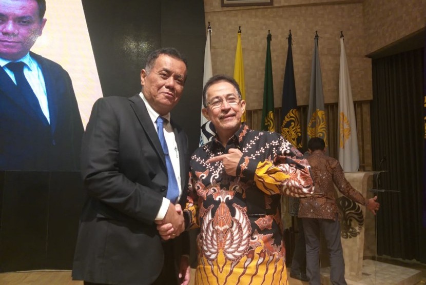 Rektor Universitas Indonesia  (UI) terpilih Prof Ari Kuncoro (kiri) periode 2019-2022 bersama Rektor UI Muhammad Anis (kanan) di Makara Art Center UI, Depok, Rabu (25/9).