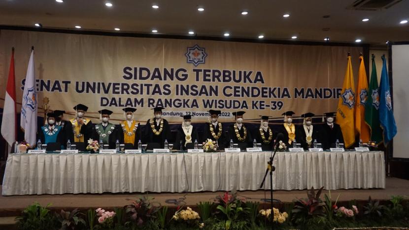 Rektor Universitas Insan Cendekia Mandiri, Sodikin, tak hanya bersaing dengan sesama lulusan atau pencari kerja, persaingan juga terjadi dengan teknologi yang semakin berkembang. wisuda ke-39 yang digelar di Hotel Horison Bandung, Sabtu (12/11/2022). 