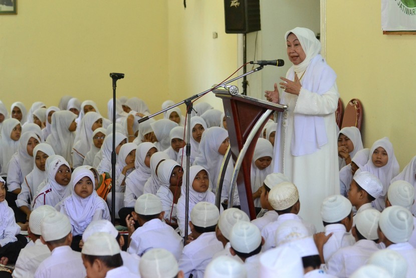 Rektor Universitas Islam As-Syafi'iyah Tutty Alawiyah memberikan sambutannya dalam tasyakkur 35 tahun pesantren khusus yatim As-Syafi'iyah, Jatiwaringin, Jakarta, Kamis (10/1). 