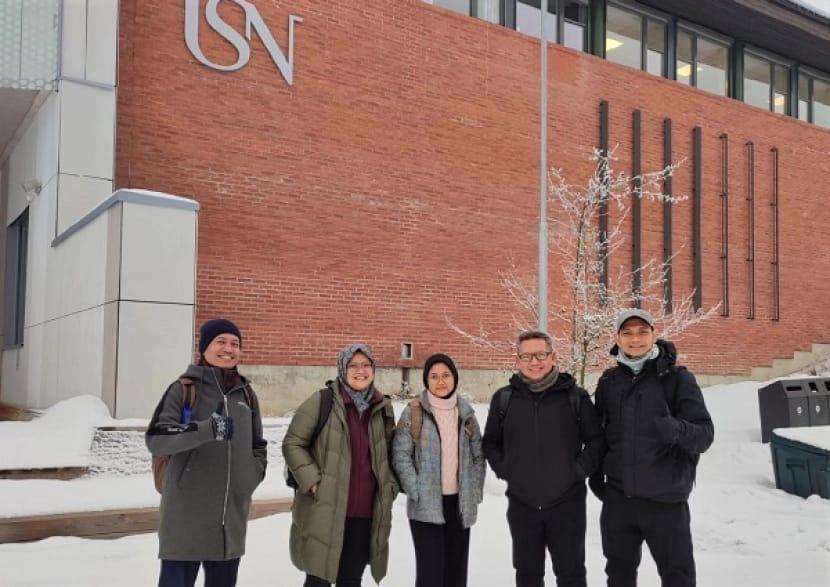 Rektor Universitas Islam Indonesia (UII) Fathul Wahid (kedua dari kanan) bersama Ahmad Munasir Rafie Pratama (kiri) yang disebut hilang. Namun, pihak Mabes Polri meyakini Rafie tidak hilang dan masih berada di Amerika Serikat. (ilustrasi)