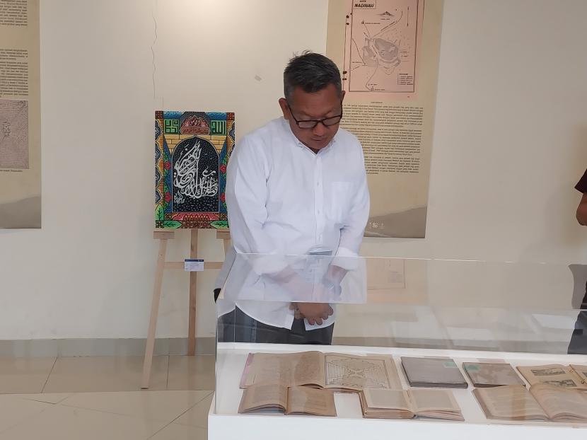  Rektor Universitas Islam Indonesia (UII), Fathul Wahid, melihat manuskrip yang dipamerkan dalam pameran bertajuk 