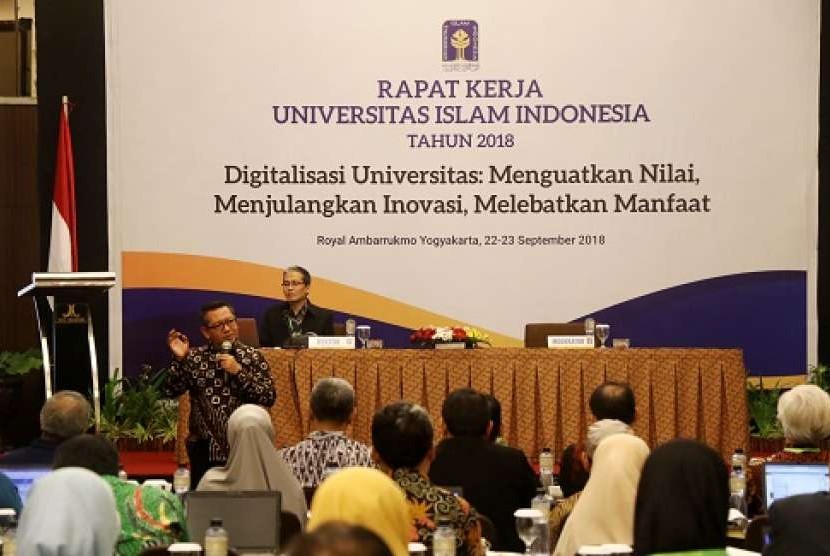 Rektor Universitas Islam Indonesia (UII), Fathul Wahid, saat membuka Rapat Kerja UII Tahun 2018 di Royal Ambarrukomo.