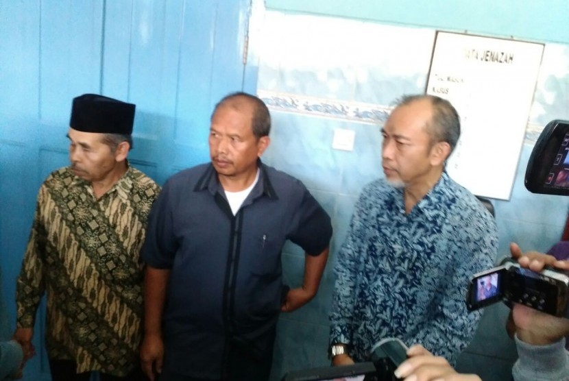 Rektor Universitas Islam Indonesia (UII), Harsoyo (kanan) bertemu dengan ayah Ilham, Syafii (tengah) di rumah Duka RS Bethesda Yogyakarta, Selasa (24/1).