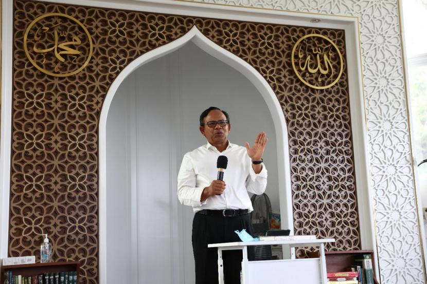 Rektor Universitas Islam Internasional Indonesia (UIII), Prof Komarudin Hidayat. Prof Komarudin Hidayat menyatakan Islam tak akan rendah meski dihujat dan dibenci 